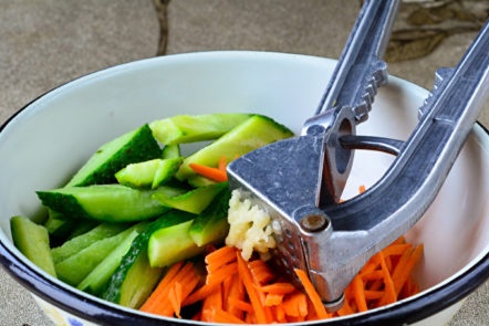 добавете моркови и чесън