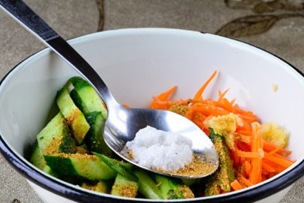 добавете сол, захар и подправки