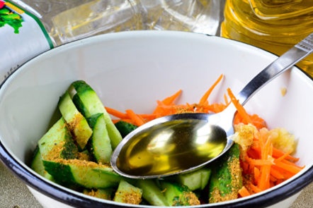 добавете оцет и масло