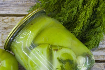 pot van ingemaakte tomaten