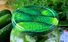 Салата от краставици с лук