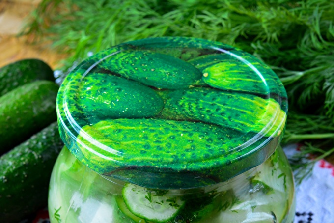 Салата от краставици с лук