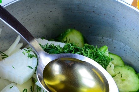 добавете масло