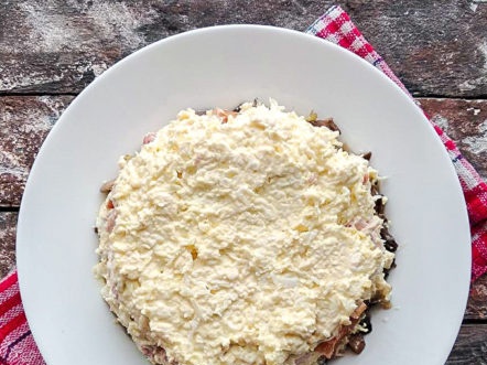 laag kaas en eiermassa