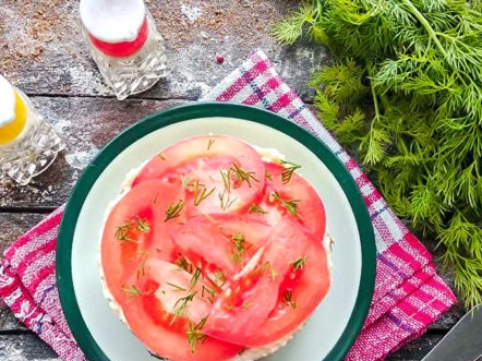 gelaagde salade met tomaten en champignons