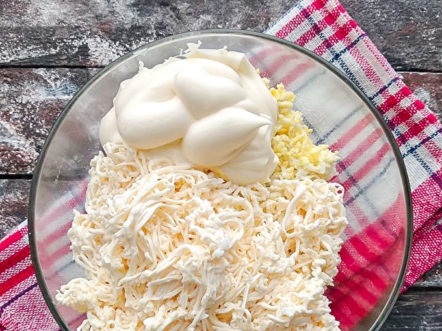 geraspte kaas met eieren en mayonaise