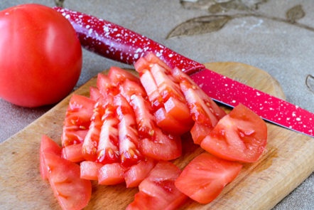 we cut tomatoes into plates