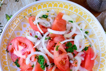ready salad of tomatoes and onions