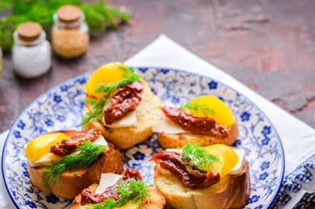 добавете сушени домати