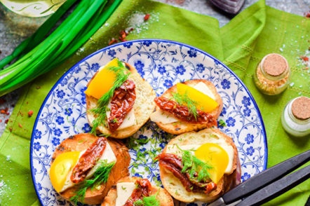 брускета с пипер и сирене