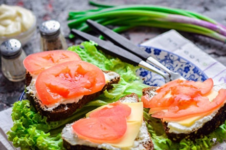 zwarte broodjes brood en kaas