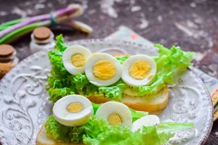 поставяме чаши с яйца