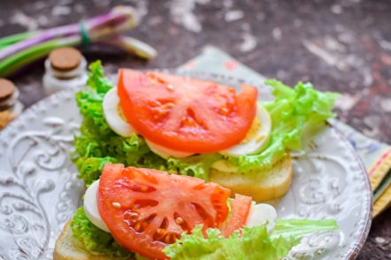 сложи доматени чаши