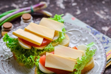 слагаме парчета сирене