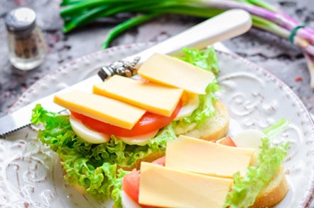 закуска на хляб, домати и сирене