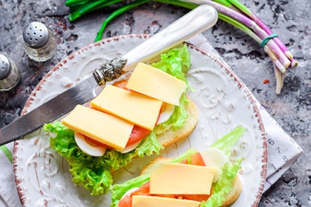 сандвичи с яйца и сирене
