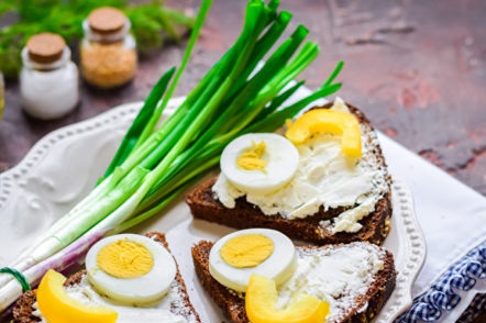 поставяме кръговете на яйцата