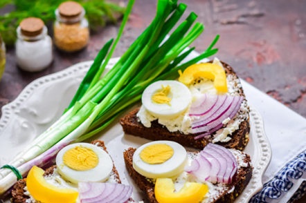 добавете червен лук