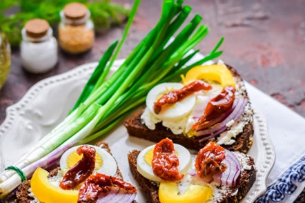 поставете сушени домати