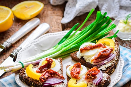 черен хляб и сандвичи със сирене