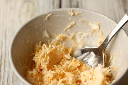 разбърква се с чесън