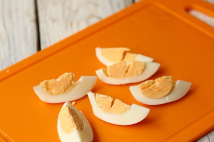 варени яйца на парчета