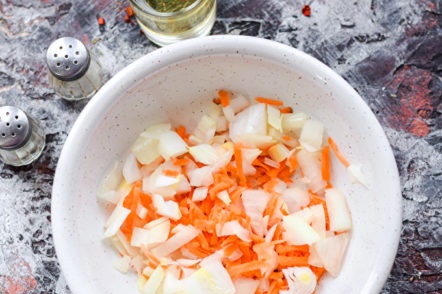 лук с моркови