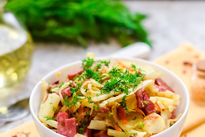 Запечено зеле с наденица