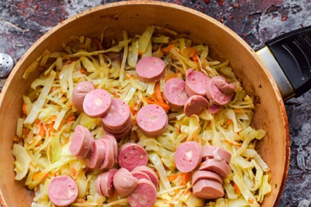 خضروات الحساء مع النقانق