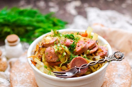 خضروات مطهية بالنقانق