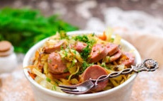 الملفوف مطهو ببطء مع النقانق