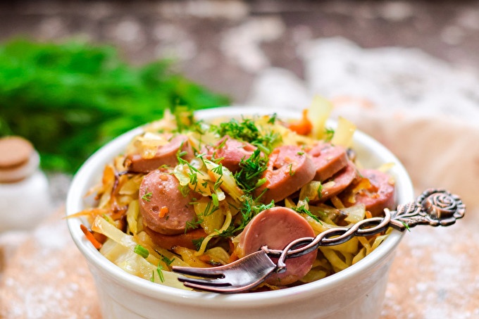 الملفوف مطهو ببطء مع النقانق