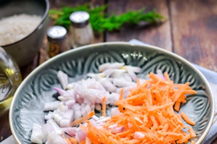 лук и настъргани моркови