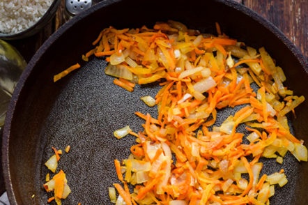 изпържи лук и моркови