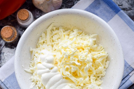 добавете сирене и заквасена сметана