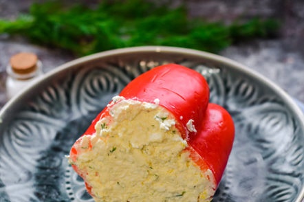 напълнете пипера със сместа