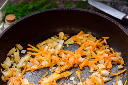 изпържи лук и моркови