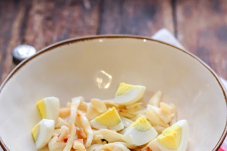 добавете яйце