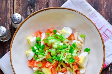 добавете зелен лук