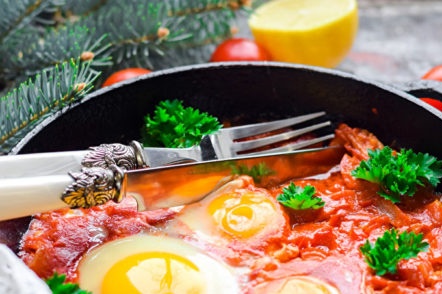 бъркани яйца с домати и чушки