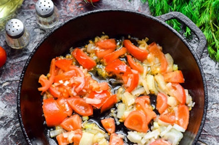 запържете доматите и лука