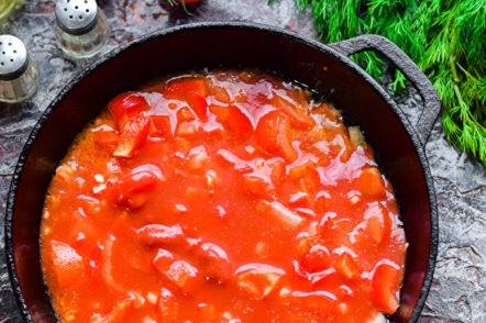 добавете доматен сос