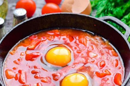 добавете сурови яйца