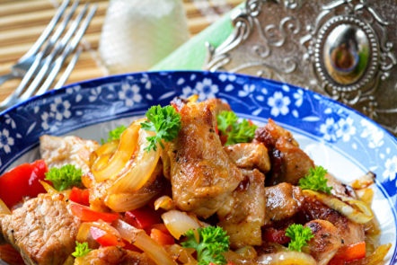 gebakken varkensvlees met peper