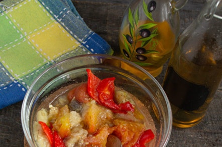 разбърквайте зеленчуците в купа за салата