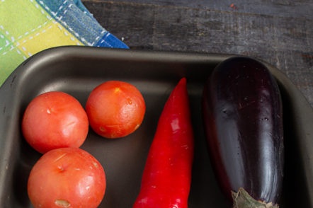 почистете зеленчуците на тава за печене