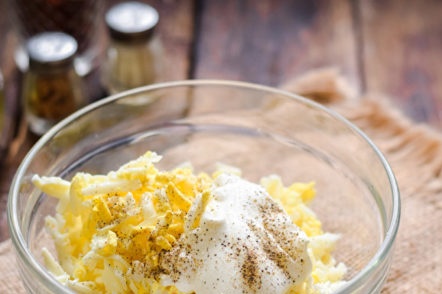 добавете чесън и майонеза