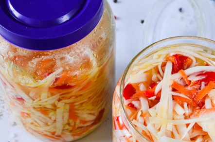 поставете зелето в бурканите