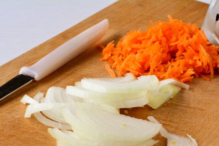 Нарежете лука и морковите