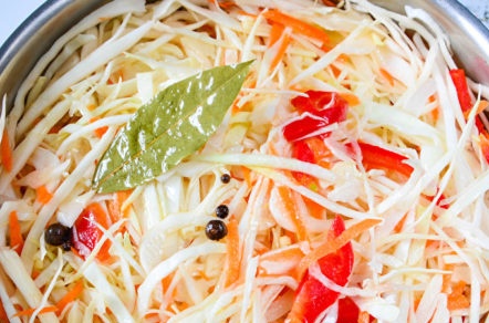 налейте гореща марината в зеле